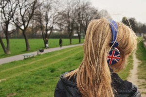 fille qui écoute de la musique