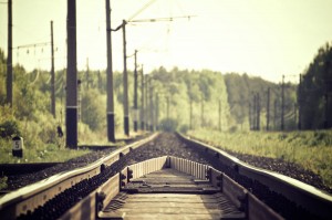 rails qui filent vers l'horizon